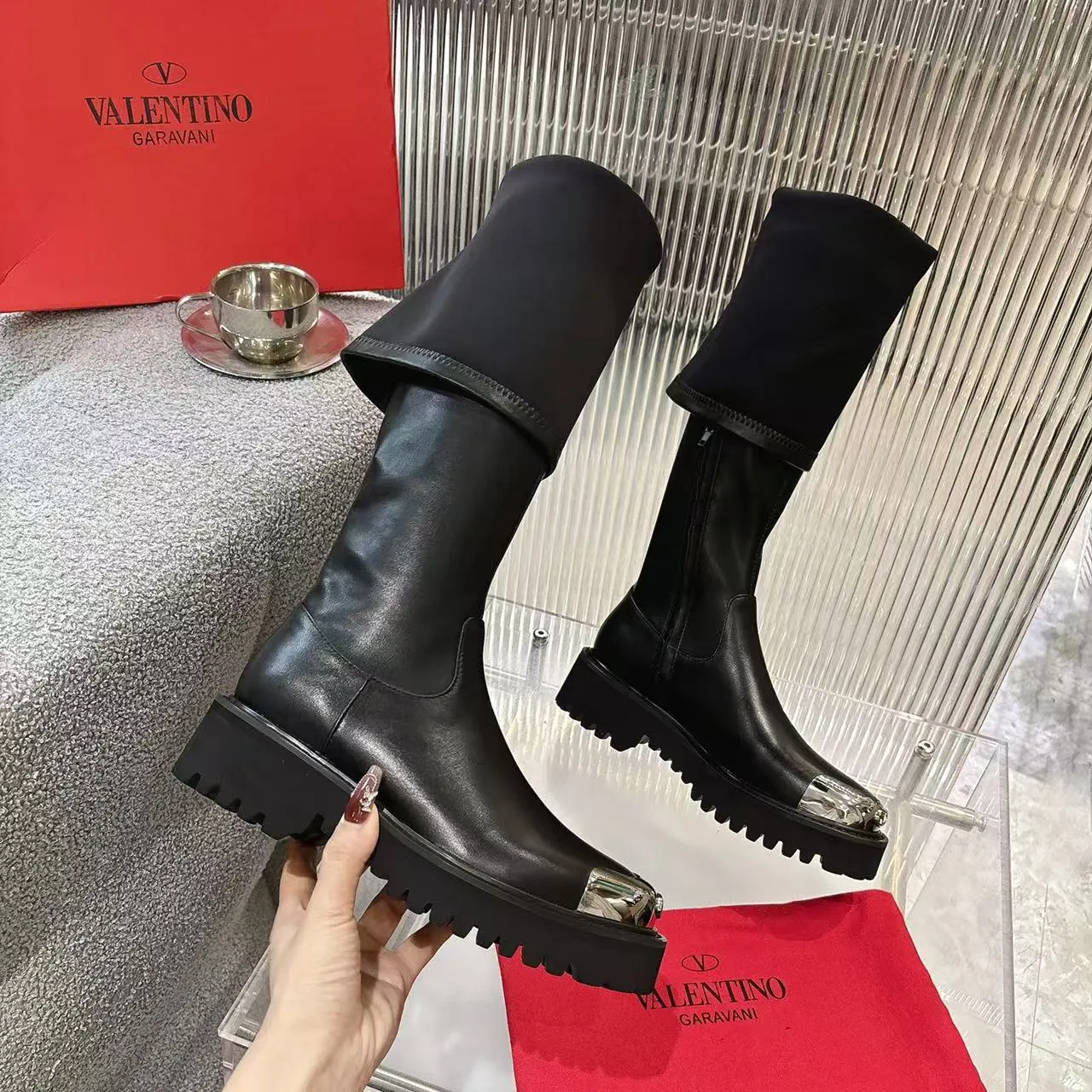 👟👟Ex-factory price 720👟👟 2026𝑉𝐴𝐿𝐸𝑁𝑇𝐼𝑁𝑂 Valentino ♡ͥ | 💫Purchase level🔍 Classic Valentino’s special textured hardware brings out a full sense of luxury After putting it on my feet, I was shocked that my feet looked slimmer! The new season lives up to expectations! Worth buying ❥The original method is absolutely sentimental ❥Elegant style creates a different feeling🙈 Simple temperament style!  ♡ show bdetails ———————————— ⊿▸: Code number｜35-40 (41. Customized) ⊿▸: Material｜Imported calfskin + elastic pu ⊿▸: Lining |Sheepskin ⊿▸: Code number 35-40 (41. Customized)